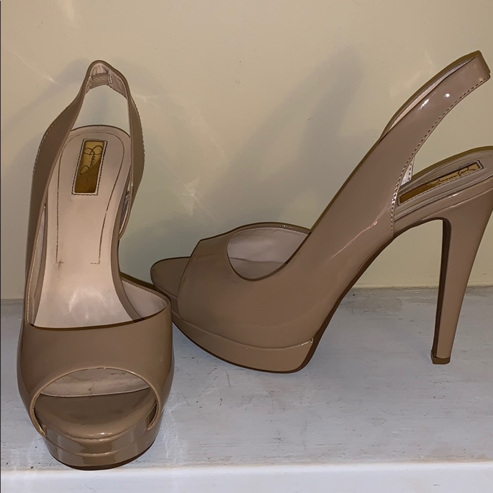 Nude pumps